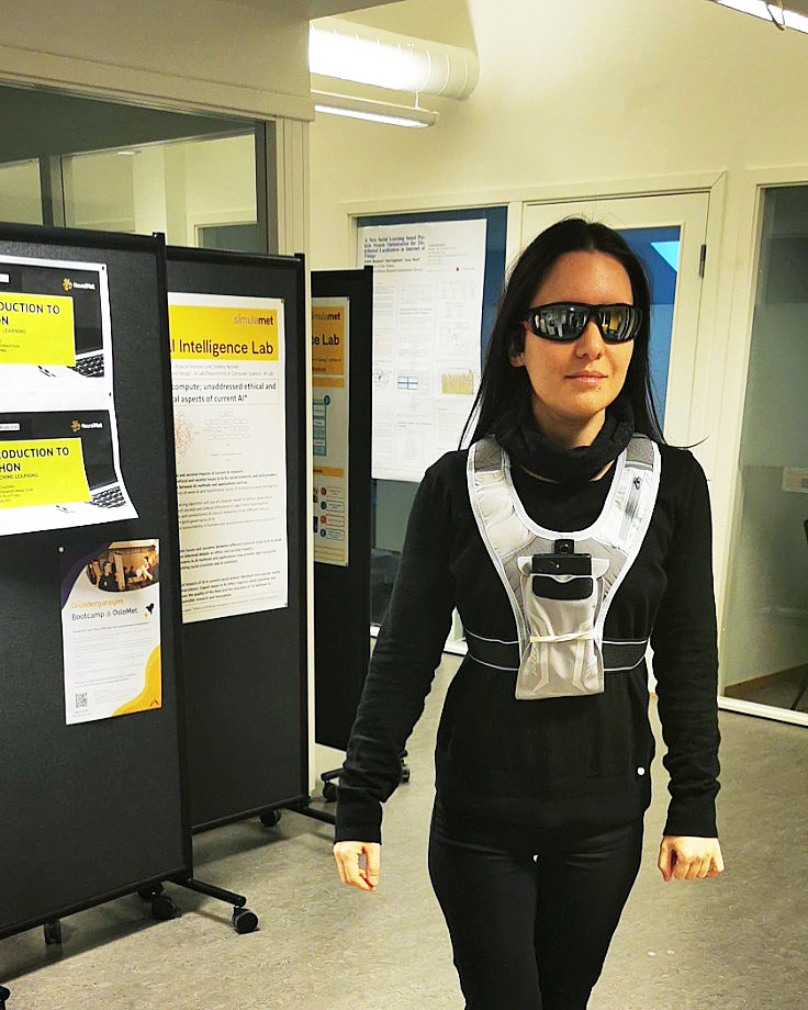 Irina poartă o pereche de ochelari si un sistem de tip vestă pe corp, e vorba de testarea aplicatiei