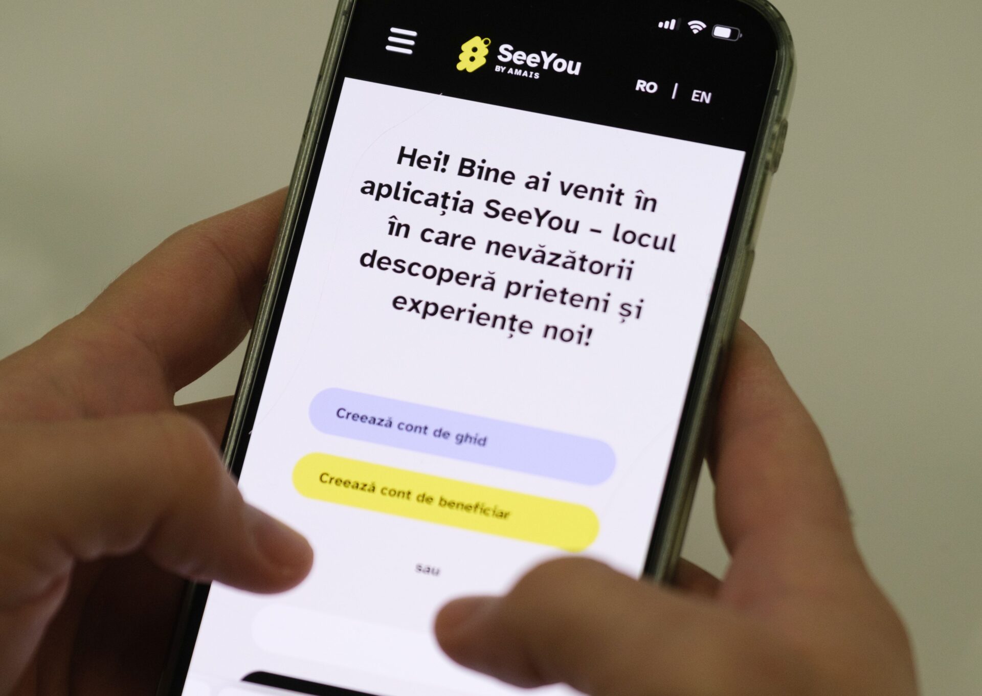 un ecran de telefon cu interfața aplicației SeeYou. apare un mesaj și opțiunea de a face cont de ghid sau de beneficiar