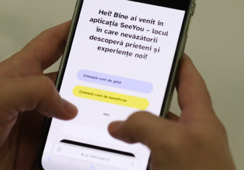 un ecran de telefon cu interfața aplicației SeeYou. apare un mesaj și opțiunea de a face cont de ghid sau de beneficiar