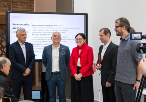 lansarea de la cluj. primarul clujul, președintele anr cluj, tech lead-ul seeyou și alți speakeri stau in picioare si tin discursuri