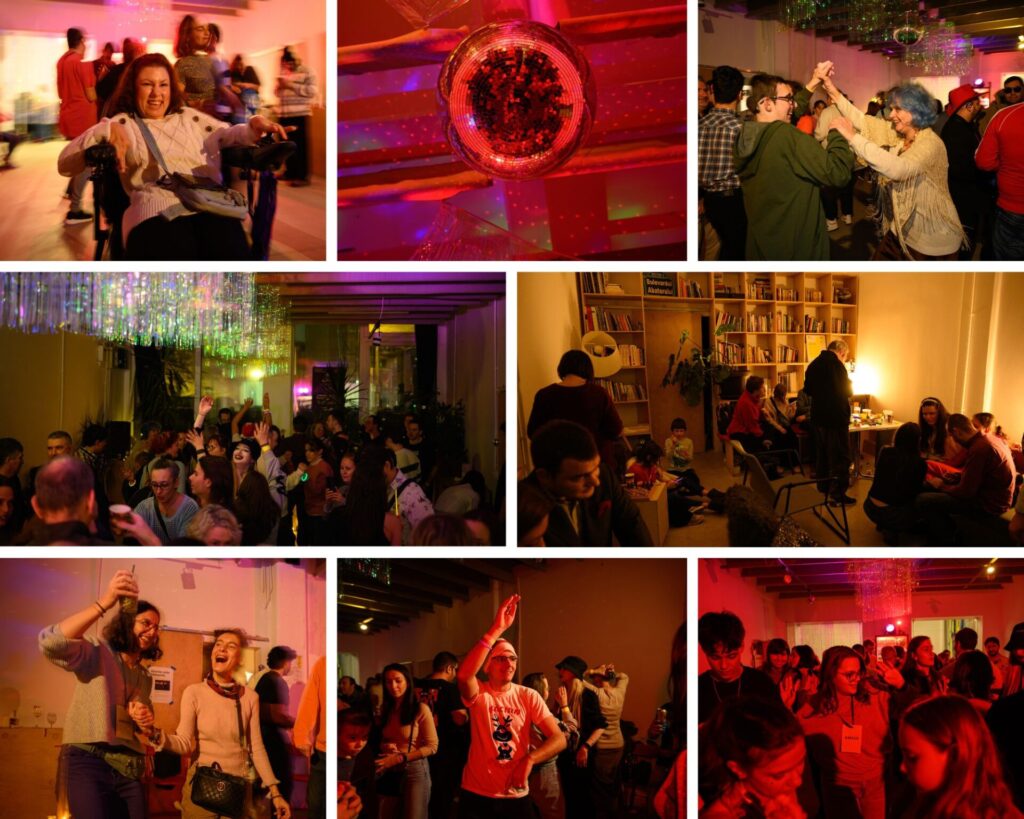 colaj din 8 fotografii. în prima, o doamnă în scaun rulant râde. în a doua, globul disco atârnat de tavan într-o lumină roșie. în a treia, un adolescent dansează cu mama lui. în a patra, sala plină de petrecăreți și decorațiuni agățate de tavan. în a cincea, oamenii în colțul de liniște. în a șasea, două tinere dansează. în a șaptea, un adolescent cu căciulă de moș crăciun are o mână ridicată și dansează. în a opta, un grup de prietene dansează.