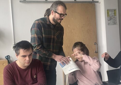 Alex Cucu, programator, îi înmânează lui Carmen, absolventă, diploma și premiul. Lângă ei, programatorul Ștefan Moisei