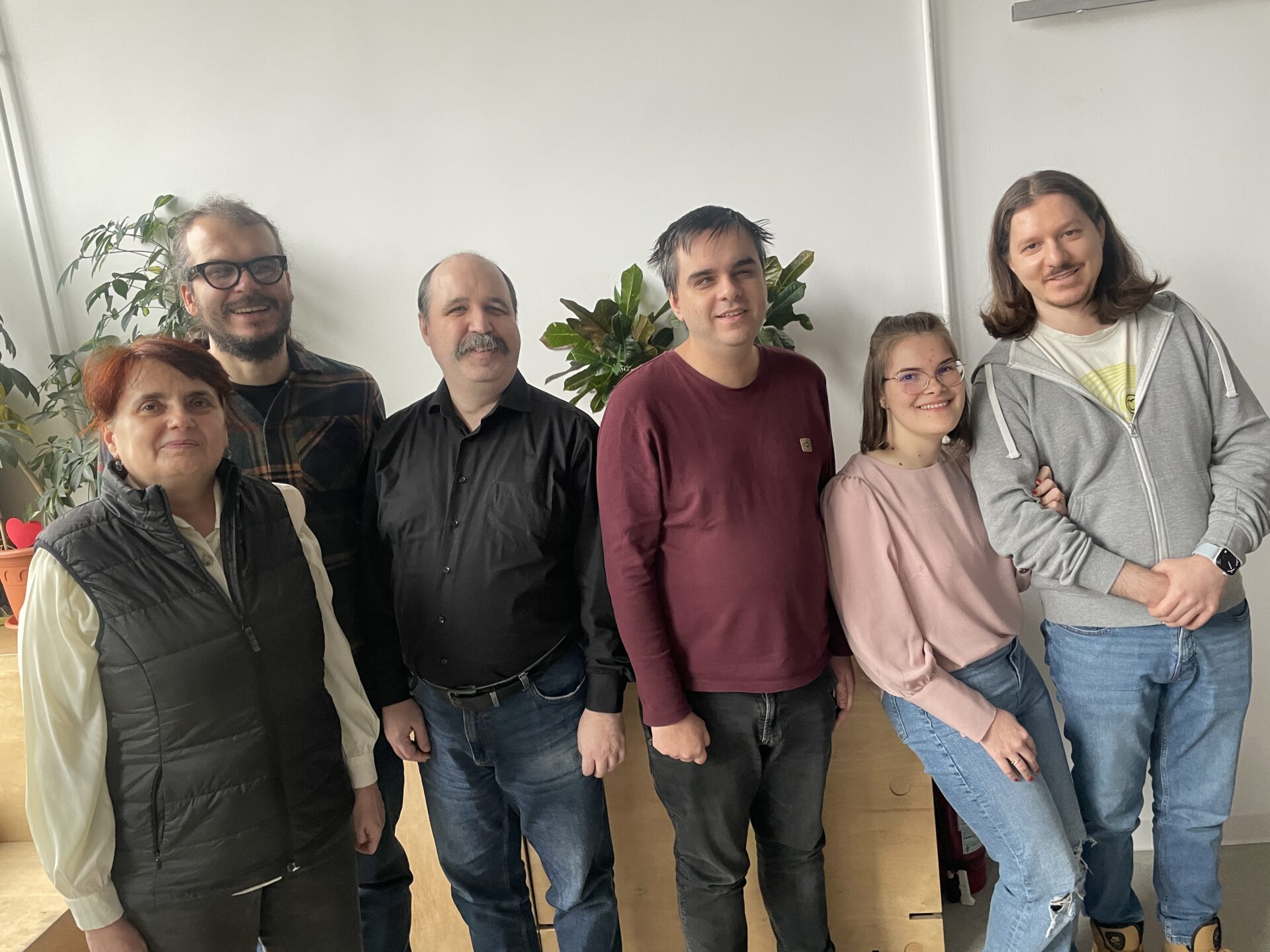 Fotografie de grup. De la stânga la dreapta, Cristina, Alex Cucu, Radu Vasile, Ștefan Moisei, Carmen, Daniel Ionescu