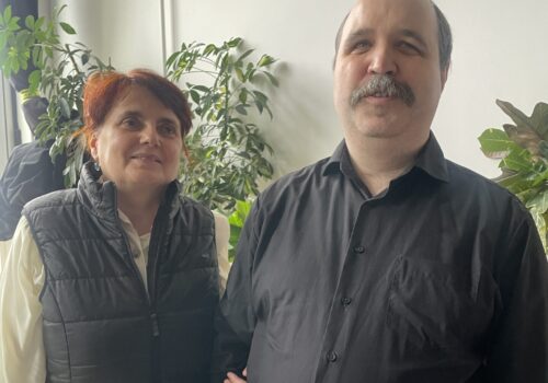 Fotografie cu Cristina și mentorul său, Radu Vasile. Amândoi zâmbesc