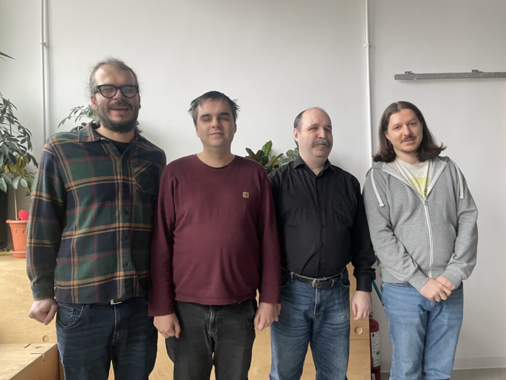 Fotografie de grup cu mentorii prezenți la absolvire. De la stânga la dreapta, Alex Cucu, Ștefan Moisei, Radu Vasile, Daniel Ionescu