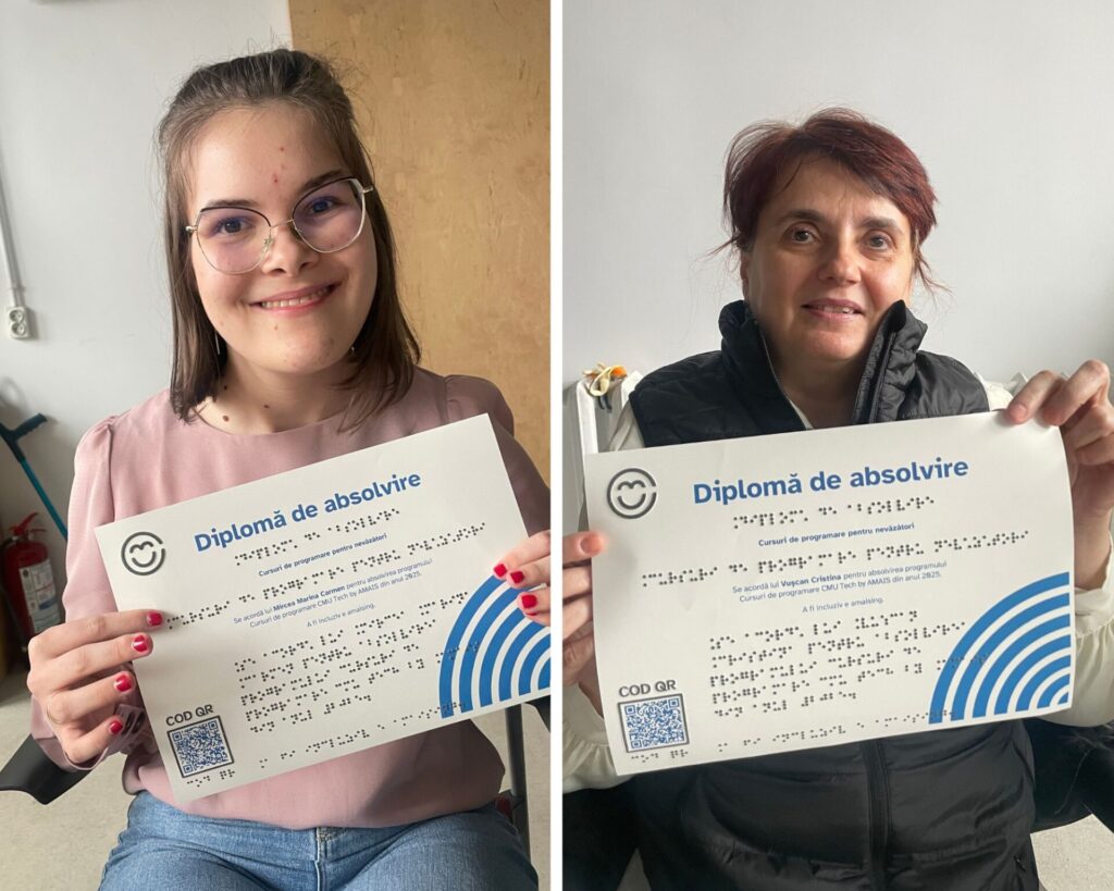 colaj cu două portrete. în stânga, portret cu Carmen, absolventă, poartă ochelari și o bluză roz și zâmbește. Ține în mâini diploma sa. în dreapta, Portret cu Cristina, absolventă, are părul roșcat prins în coadă la spate și ține în mâini diploma. Zâmbește