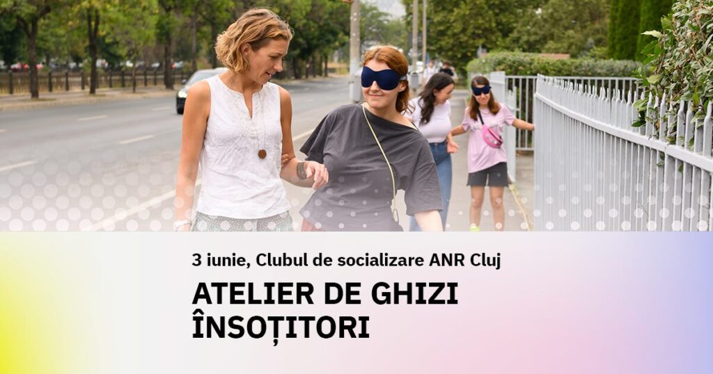 O fotografie cu patru tinere, două câte două în perechi. Două dintre ele au ochelari opaci și sunt ghidate de celelalte două, în pereche. ÎN partea de jos, un chenar în culori pastel pe care scrie „3 iunie, Clubul de socializare ANR Cluj, atelier de ghizi însoțitori.”