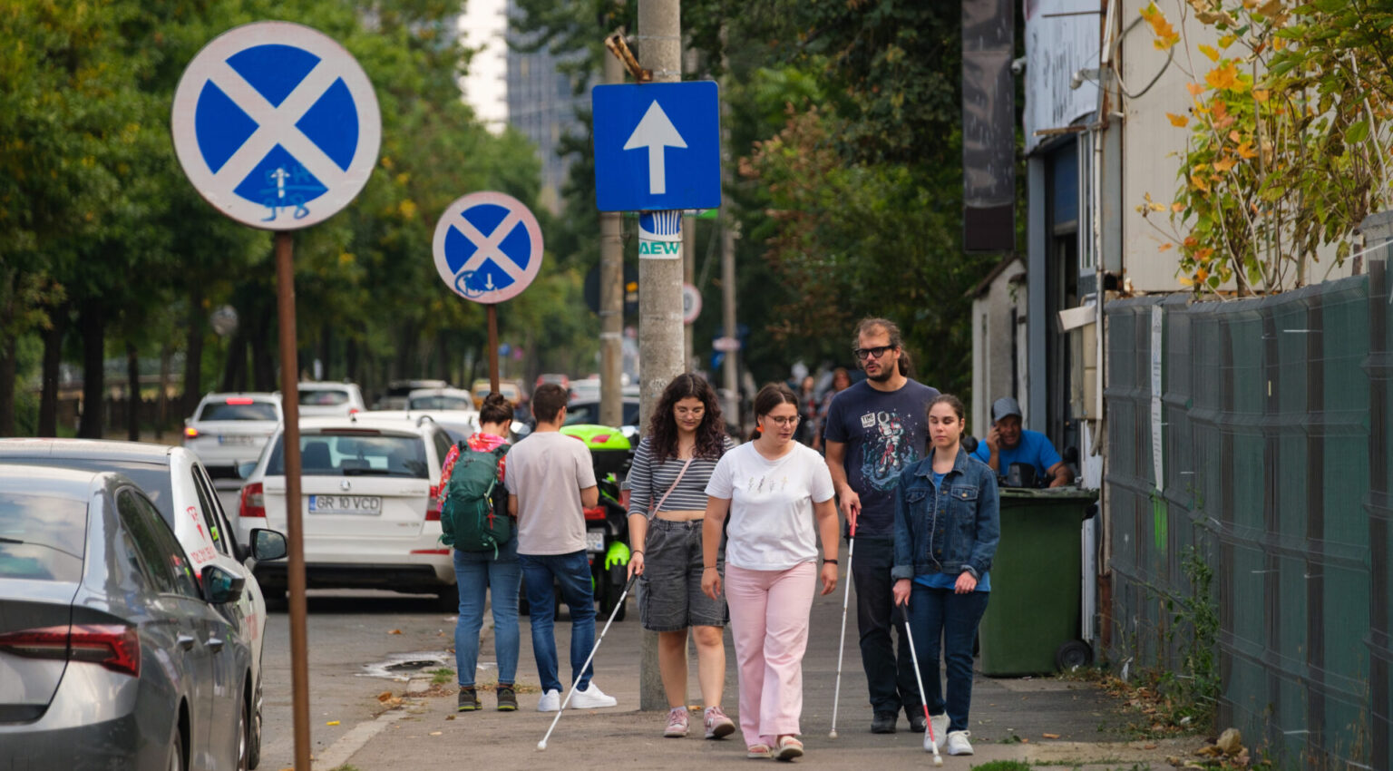 mai multe persoane cu și fără dizabilități de vedere merg pe stradă cu sau fără baston alv la un exercițiu de mobilitate de la training of trainers